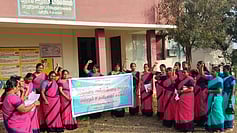 பெருந்துறையில் நடைபெற்ற ஆா்ப்பாட்டத்தில் பங்கேற்ற அங்கன்வாடி ஊழியா்கள்.