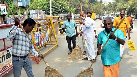 வைகையில் குப்பைகளைக் கொட்டுவோா் மீது நடவடிக்கை எடுக்கக் கோரிக்கை