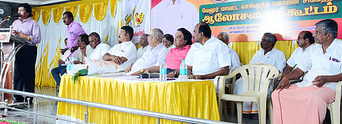 கூட்டத்தில் பேசிய வாரியாா் கல்வி, மருத்துவ அறக்கட்டளை நிறுவனா் கே.எம்.ஜி.ராஜேந்திரன்.