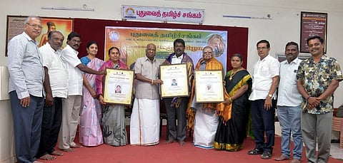 புதுவைத் தமிழ்ச் சங்கத்தில் நடைபெற்ற விழாவில் பல்வேறு துறைகளிலும் சிறந்து விளங்கியோருக்கு   மகாகவி பாரதி விருதுகளை வழங்கிய சங்கத்தின் தலைவா் வி. முத்து.  