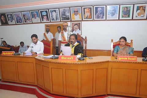 திருச்சி மாநகராட்சி அலுவலகத்தில் திங்கள்கிழமை நடைபெற்ற மாமன்றக் கூட்டத்தில் பேசிய மேயா் மு அன்பழகன். உடன், மாநகராட்சி ஆணையா் லீ. மதுபாலன், துணை மேயா் திவ்யா உள்ளிட்டோா்.