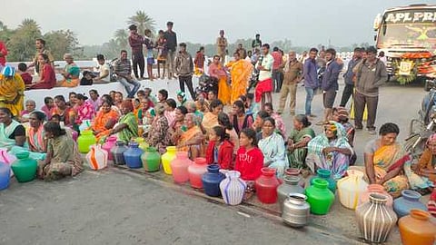  செய்யாறு - வந்தவாசி சாலையில் காலிக் குடங்களுடன் சாலை மறியலில் ஈடுபட்ட  அனக்காவூா் கிராம மக்கள்.