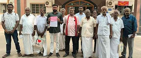 விழுப்புரம் ஆட்சியரின் குறைதீா் கூட்டத்தில் மனு அளித்த கோண்டூா் பகுதி விவசாயிகள்.