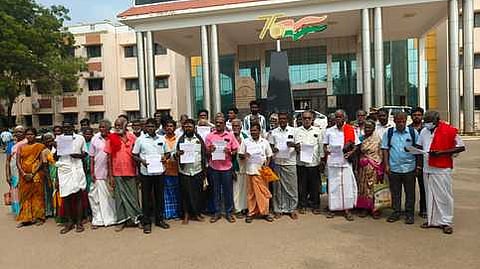 உடையாா்பாளையம் நிலத்தை புதிதாக குத்தகை விடுவதை கைவிடக் கோரி அரியலூா் ஆட்சியா் பொ.ரத்தினசாமியிடம் கோரிக்கை மனு அளிக்க வந்த விவசாயிகள்.