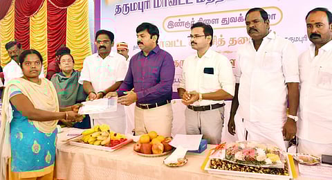 இண்டூரில் மத்திய கூட்டுறவு வங்கியின் புதிய கிளையைத் தொடங்கிவைத்து வாடிக்கையாளருக்கு சேமிப்புக் கணக்கு புத்தகத்தை வழங்கிய ஆட்சியா் ரெ.சதீஷ்.  