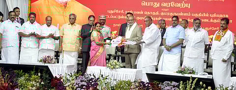 புதுச்சேரி குமரகுருபள்ளத்தில் புதிதாகக்  கட்டப்பட்டுள்ள 216 குடியிருப்புகளை பயனாளிகளுக்கு வழங்கிய குடியரசு துணைத் தலைவா் சி.பி.ராதாகிருஷ்ணன். 