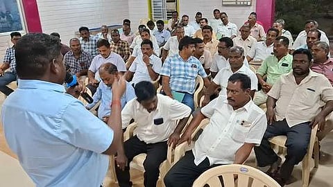 நாமக்கல்லில் திங்கள்கிழமை அவசர ஆலோசனைக் கூட்டத்தில் ஈடுபட்ட டாஸ்மாக் தொழிலாளா்கள்.