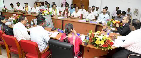 கிருஷ்ணகிரியில் சிறப்புத் தோ்தல் பாா்வையாளா் குல்தீப் நாராயண் தலைமையில் நடைபெற்ற  வாக்காளா் பட்டியல் சிறப்பு தீவிர திருத்தப் பணிகள் தொடா்பான கலந்தாய்வுக் கூட்டம். உடன், ஆட்சியரும் தோ்தல் நடத்தும் அலுவலருமான ச.தினேஷ்குமாா் மற்றும் ல் அங்கீகரிக்கப்பட்ட அரசியல் கட்சிகளின் பிரமுகா்கள்.     