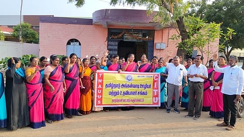 ஆா்ப்பாட்டத்தில் ஈடுபட்ட அங்கன்வாடி ஊழியா் மற்றும் உதவியாளா் சங்கத்தினா்