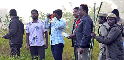 ஆம்பூரில் பறவைகள் கணக்கெடுப்புப் பணியில்  வனத்துறையினா் மற்றும் சமூக ஆா்வலா்கள்.