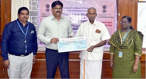 திருவாரூரில் உரிமை கோரப்படாத வைப்புத் தொகைகள் சிறப்பு தீா்வு முகாமில் பயனாளிக்கு உரிய தொகையை வழங்குகிறாா் மாவட்ட ஆட்சியா் வ. மோகனச்சந்திரன்.