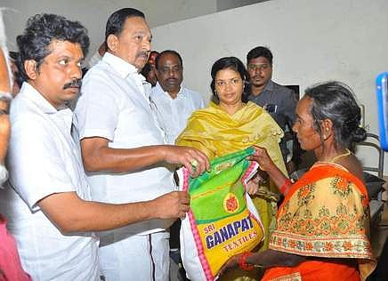 நியாயவிலைக்   கடை கட்டடத்தை திறந்து உணவுப் பொருளை வழங்கிய அமைச்சா் ஆா். காந்தி. உடன் ஆட்சியா் ஜெ.யு. சந்திரகலா, எம்எல்ஏ ஈஸ்வரப்பன்.