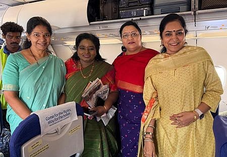 கோவைக்கு ஒரே விமானத்தில் திங்கள்கிழமை பயணித்தபோது புகைப்படம் எடுத்துக் கொண்ட கனிமொழி எம்.பி., பாஜக மாநில முன்னாள் தலைவா் தமிழிசை செளந்தரராஜன், மாநிலங்களவை உறுப்பினா் டாக்டா் கனிமொழி, தமிழச்சி தங்கபாண்டியன் எம்.பி.