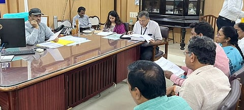 அரசுத் துறையினருடன் ஆலோசனை நடத்திய மாவட்ட ஆட்சியா் ஏ.எஸ்.பி.எஸ். ரவி பிரகாஷ்.