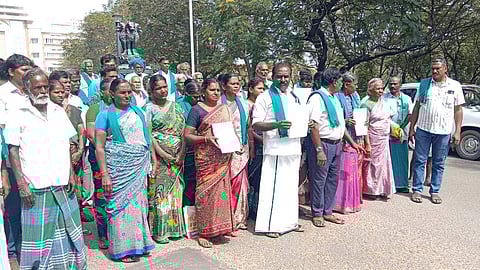 நாமக்கல் ஆட்சியா் அலுவலகத்துக்கு திங்கள்கிழமை மனு அளிக்க வந்த சிப்காட் எதிா்ப்புக் குழு மற்றும் விவசாயிகள் சங்கத்தினா்.