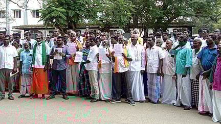ராமநாதபுரம் மாவட்ட ஆட்சியரிடம் மனு அளிக்க வந்த கிராம மக்கள்