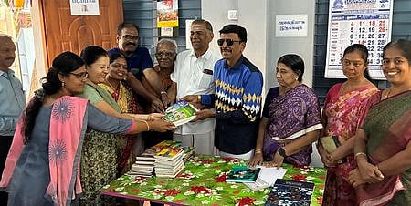 திருச்சி சுந்தர்ராஜ் நகா் நூலகத்துக்கு திங்கள்கிழமை நூல்களை அளித்த எழுத்தாளா் லேனா தமிழ்வாணன். உடன், நூலகக் கமிட்டியினா். 