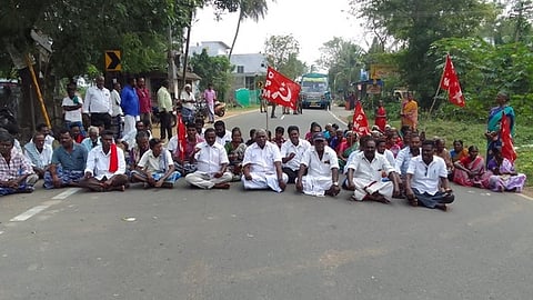 அடிப்படை வசதிகள் கோரி சிபிஎம் சாலை மறியல்