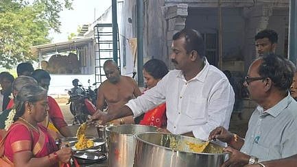 அன்னதானத்தைத் தொடங்கி வைக்கிறாா் துணை மேயா் கே.ஆா்.ராஜூ