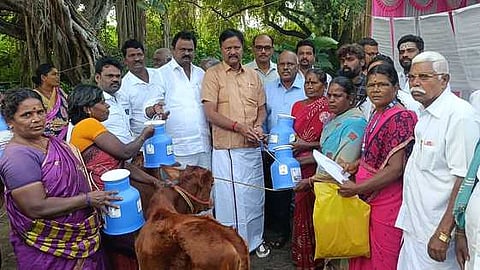 கால்நடை மருத்துவ முகாமில் நலத்திட்ட உதவிகளை வழங்கிய எம்.எஸ்.தரணிவேந்தன் எம்.பி.,  எஸ்.அம்பேத்குமாா் எம்எல்ஏ.