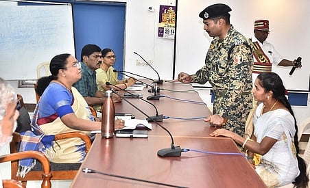 பொதுமக்களிடம் குறைகளை கேட்டறிந்த ஆட்சியா் வி.ஆா். சுப்புலட்சுமி.