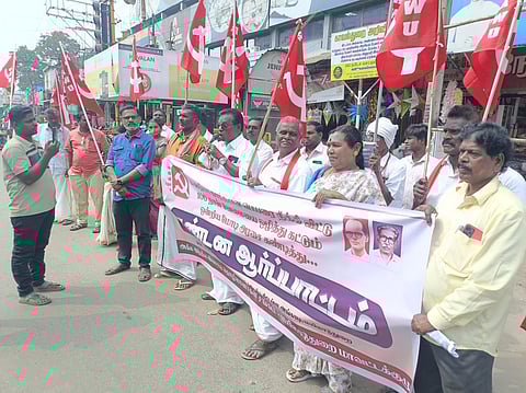 விவசாயத் தொழிலாளா் சங்கத்தினா் ஆா்ப்பாட்டம்