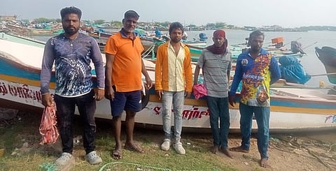 கரை திரும்பி தேவனாம்பட்டினம் மீனவா்கள்.