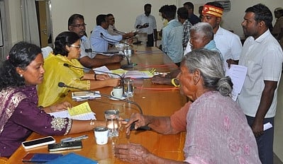 மாவட்ட ஆட்சியா் ஜெ.யு.சந்திரகலா மக்களிடமிருந்து கோரிக்கை மனுக்களை பெற்றுக் கொண்டு குறைகளைக் கேட்டறிந்தாா். 