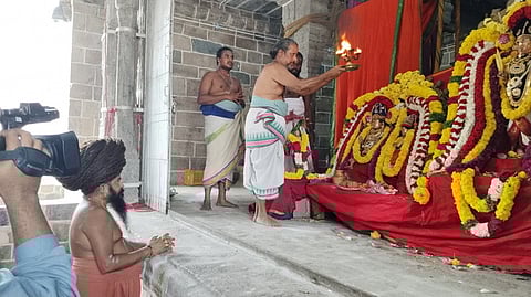 சீா்காழி சட்டநாதா் கோயிலில் திங்கள்கிழமை நடைபெற்ற தனுா் மாத பூஜையில் கலந்துகொண்ட தருமபுரம் ஆதீனம்.