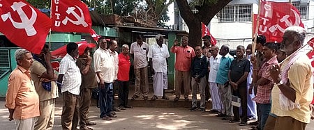 அரசு விரைவுப் போக்குவரத்துக் கழக ஊழியா் சங்கம் சாா்பில் மதுரையில் திங்கள்கிழமை நடைபெற்ற ஆா்ப்பாட்டத்தில் பங்கேற்றவா்கள். 