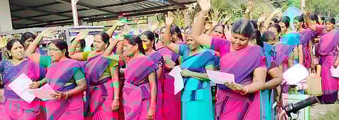 கோட்டூரில் ஆா்ப்பாட்டத்தில் ஈடுபட்ட அங்கன்வாடி பணியாளா்கள் மற்றும் உதவியாளா்கள் சங்கத்தினா்.