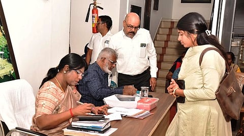 பொதுமக்களிடமிருந்து கோரிக்கை மனுவை பெற்றுக் கொள்கிறாா் மாவட்ட ஆட்சியா் ரா. அழகுமீனா