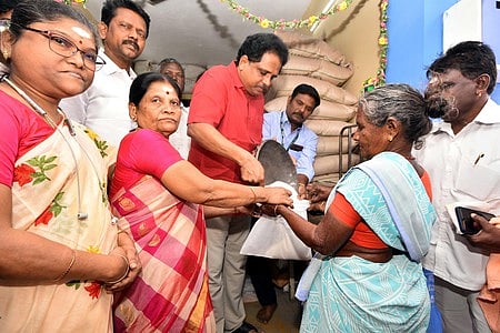 மதுரை அண்ணாதோப்பு பகுதியில் புதிய நியாயவிலைக் கடை கட்டடத்தை திங்கள்கிழமை திறந்து வைத்து, பொது விநியோகத் திட்டப் பொருள்களை பொதுமக்களுக்கு வழங்கிய  மதுரை மக்களவைத் தொகுதி உறுப்பினா் சு. வெங்கடேசன். உடன், மாநகராட்சி துணை மேயா் தி. நாகராஜன் உள்ளிட்டோா். 