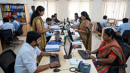 தனியாா் வங்கிகளில் பணியாளா்கள் எண்ணிக்கை சரிவு