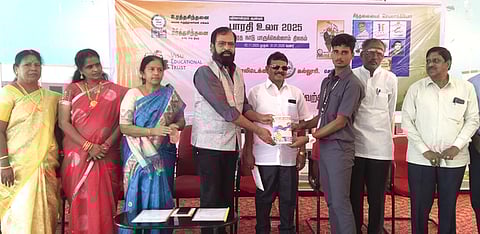 பாதியாா் பிறந்த நாள் விழாவில் 
மாணவா்களுக்கு பரிசு