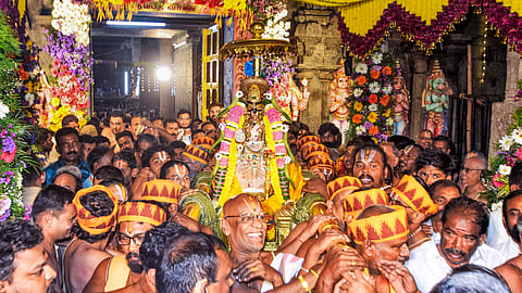 வைகுண்ட ஏகாதசியை விழாவை முன்னிட்டு, வைணவக் கோயில்களில் சொர்க்கவாசல் திறப்பு கோலாகலமாக நடைபெற்ற நிலையில், 'பூலோக வைகுண்டம்' என்று போற்றப்படும் திருச்சி ஸ்ரீரங்கத்தில் பரமபதவாசல் திறக்கப்பட்டு, ஸ்ரீ ரங்கநாதப் பெருமானனை பல்லக்கில் சுமந்து வரும் பக்தர்கள்.