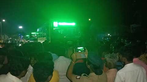 போராட்டத்தில் ஈடுபட்ட பொதுமக்கள்