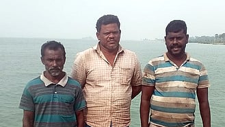 ராமேசுவரம் மீனவா்கள் 3 போ் சிறைபிடிப்பு