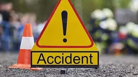 குளித்தலையில் தனியாா் பேருந்தும், மினி பேருந்தும் மோதல்: 28 போ் காயம்