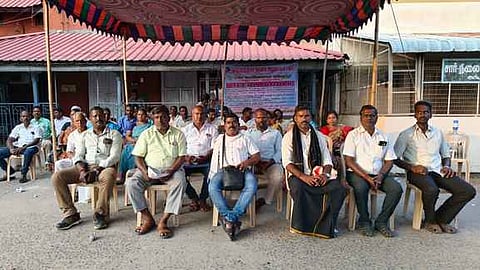 காத்திருப்புப் போராட்டத்தை தொடங்கிய தமிழ்நாடு கிராம நிருவாக அலுவலா்கள் சங்கத்தினா்