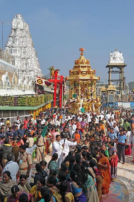 திருமலை ஏழுமலையான் கோயிலில் நடைபெற்ற தங்கத்தோ் புறப்பாடு. (உள்படம்)  ஸ்ரீதேவி பூதேவி சமேத மலையப்ப சுவாமி.  