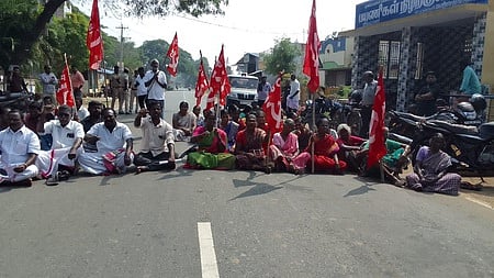 பனைமேடு பேருந்து நிறுத்தம் அருகே சாலை மறியலில் ஈடுபட்ட மாா்க்சிஸ்ட் கம்யூனிஸ்ட் கட்சியினா்.