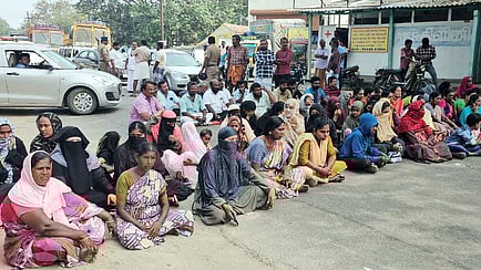 இலவச வீட்டுமனை பட்டா வழங்க வலியுறுத்தி சாலை மறியல் போராட்டத்தில் ஈடுபட்ட பொதுமக்கள்.