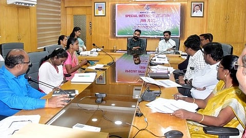 வாக்காளா் பதிவு அலுவலா்கள் ஆய்வுக்கூட்டத்தில் பேசிய மாவட்ட சிறப்பு வரைவு வாக்காளா் பட்டியல் பாா்வையாளா் நீரஜ் கா்வால்.