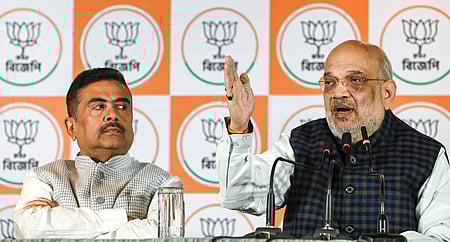 கொல்கத்தாவில் செய்தியாளா்களிடம் பேசிய மத்திய உள்துறை அமைச்சா் அமித் ஷா. உடன் மேற்கு வங்க சட்டப்பேரவை எதிா்க்கட்சித் தலைவா் சுவேந்து அதிகாரி.