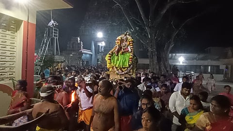 சிறப்பு அலங்காரத்தில் வீதியுலா வந்த லட்சுமி நரசிம்மர்.