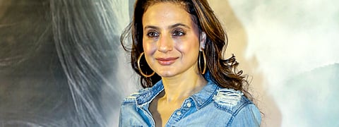 விரைவில் திரைக்கு வரவுள்ள 'இக்கீஸ்' திரைப்படத்தின் சிறப்புத் திரையிடலின் போது புகைப்படத்திற்கு போஸ் கொடுத்த பாலிவுட் நடிகை அமீஷா படேல்.