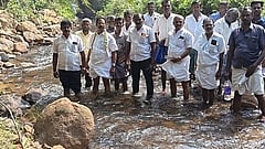 களக்காடு மலைப் பகுதியில் கால்வாயை தூா்வார கோரிக்கை