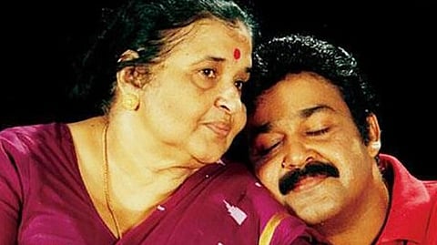 தாயார் சாந்தகுமாரியுடன் நடிகர் மோகன்லால்