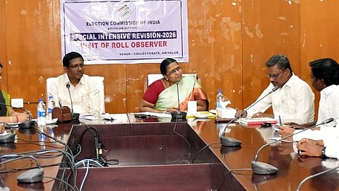 வாக்காளா் பட்டியல் சிறப்பு தீவிர திருத்தப் பணிகள் தொடா்பான கூட்டத்தில் பேசிய பாா்வையாளா் லட்சுமி